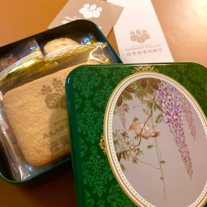 迎賓館のおみやげ用として販売されています。 ハナザデザインではアルミ缶、帯、しおりなどのデザインを担当いたしました。